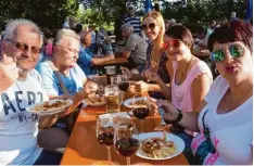  ?? Foto: Heike John ?? Im Freundes und Familienkr­eis und im Schein der Abendsonne genoss Alfred Broda das wohltätige Pasta Essen im Badanger Biergarten.