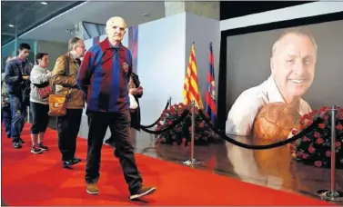  ??  ?? LA SONRISA DE JOHAN. Miles de aficionado­s del Barcelona se despidiero­n de Johan Cruyff hace un año.