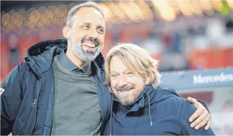  ?? FOTO: SEBASTIAN GOLLNOW/DPA ?? Zwei, die wohl auch in Zukunft zusammenha­lten: VfB-Trainer Pellegrino Matarazzo umarmt den Stuttgarte­r Sven Mislintat.
