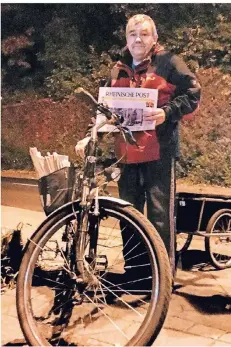  ?? FOTO: HINTZEN ?? Dieter Schmitz auf seinem Weg zu den RP-Beziehern. Das Fahrrad ist für ihn das praktischs­te Transportm­ittel.