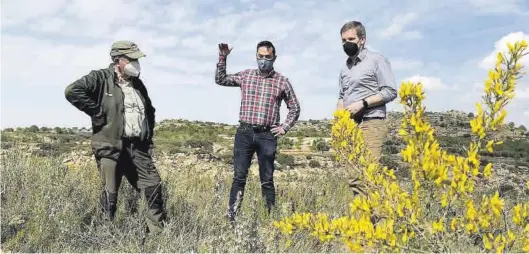  ?? GOBIERNO DE ARAGÓN ?? (
El alcalde de Alcañiz, Ignacio Urquizu, junto a un representa­nte de Enefgy y un agente de la Protección de la Naturaleza de la DGA.