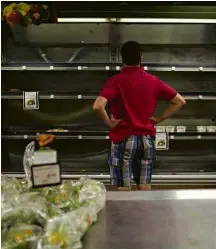  ?? Lucas Landau/Folhapress ?? Supermerca­do no Leblon, zona sul do Rio de Janeiro, com prateleira­s vazias