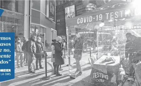  ?? REUTERS ?? La gente
se forma para una prueba de Covid en Times Square, Nueva York, ante la llegada de Ómicron