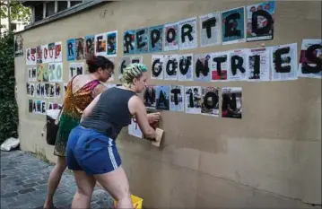  ??  ?? To franske feminister, Marguerite Stern og Jessica alias Lady.k, klistrer et budskab voldtægt mod kvinder op på en mur i Paris. Foto: Anne Hollande/hans Lucas