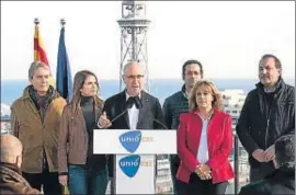  ?? GEMMA MIRALDA ?? Duran, junto a Espadaler y los candidatos de Unió, ayer en Montjuïc