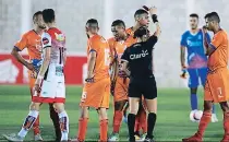  ??  ?? La Roja. Melissa Borjas expulsó a Junior Padilla porque se llevó la pelota con la mano en una jugada en la que el Vida pudo haber anotado.