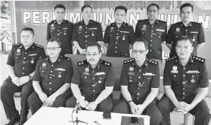  ??  ?? BANTERAS JENAYAH: Zulkipli (duduk tengah) bersama Jame (duduk dua kiri) serta pegawai-pegawai kanan polis IPD Bintulu pada sidang media semalam.