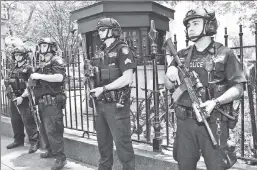  ??  ?? Let them do their jobs: NYPD Counterter­rorism officers guarding City Hall.