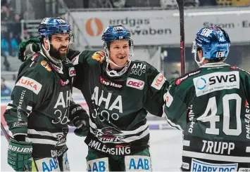  ?? Foto: Siegfried Kerpf ?? Brady Lamb, Thomas Trevelyan und Evan Trupp (von links) feiern einen der sieben Panther Treffer.