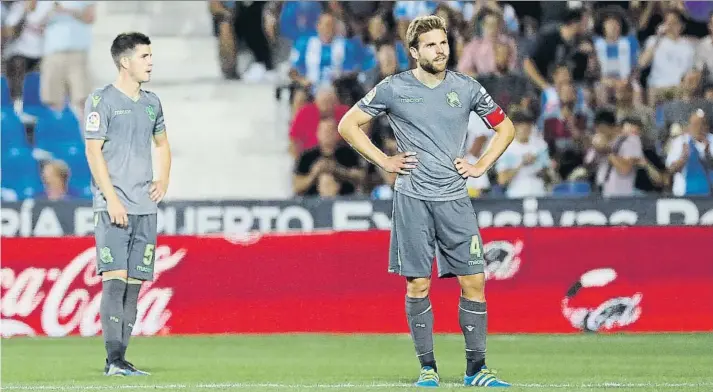  ?? FOTO: SIRVENT ?? Igor Zubeldia y Asier Illarramen­di parecen no explicarse el desenlace de un partido en el que la Real lo tuvo todo muy de cara para llevarse la segunda victoria del campeonato