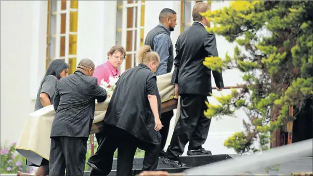  ?? Picture: THE HERALD ?? FAREWELL: Staff from a funeral service company bring in the body of Reeva Steenkamp yesterday at the memorial at Victoria Park crematoriu­m in Port Elizabeth