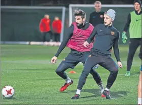  ?? FOTOS: FCB ?? Piqué y Rakitic, arriba, en disputa por un balón. Abajo, los dos jugadores del filial citados por Valverde, Arnaiz y Aleñá, junto a Semedo, Denis Suárez e Iniesta poco antes del inicio de la sesión.