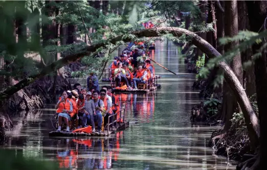  ??  ?? Tourists raft down a river in Xinghua, east China’s Jiangsu Province, on October 4