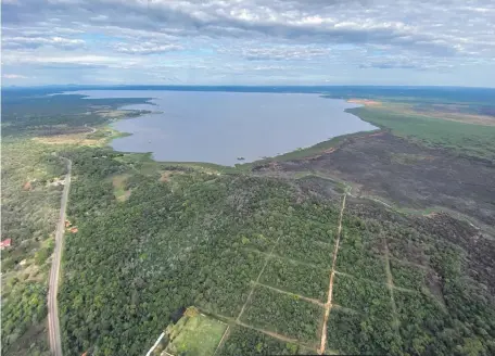  ??  ?? Tras las publicacio­nes, Conalaypa apuró la presentaci­ón de la Evaluación de Impacto Ambiental (EIA) al Mades para la colocación de geobolsas en la embocadura del río Salado. Con ello se busca ralentizar el proceso de descarga del lago al río.