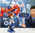  ?? ?? Der chinesisch­e Hersteller Robosen präsentier­t Roboter.