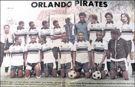  ??  ?? UPATSON Banda (ofake ijezi eliluhlaza) neqembu le-Orlando Pirates leminyaka yama-70.