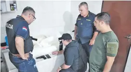  ?? ?? Jefes policiales del Alto Paraná y el fiscal Alcides Giménez inspeccion­an el arma que tenía el delincuent­e ultimado.