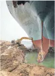  ?? FOTO: SUEZ CANAL AUTHORITY/DPA ?? Wenig Bagger für viel Schiff: die „Ever Given“.