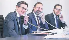  ?? FOTO: ANDREAS KREBS ?? Die Teilnehmer unserer Telefonakt­ion (von links): Martin Trage (Deutsche Bank), Norbert Toups (PSD-Bank Rhein-Ruhr) und Marcel von den Bergen (Sparkasse Düsseldorf). Nicht auf dem Bild: Karin Baur (Finanztest)