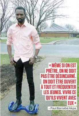  ??  ?? Le père Paul Barnabé Akpa amuse les fidèles en arrivant à l’église sur son Hover Board.