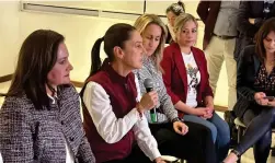  ?? ?? l
GIRA. Los abanderado­s de la 4T en el estado acompañaro­n a Claudia Sheinbaum en la rueda de prensa.