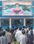  ?? FOTO: AFP ?? Bürger in Pjöngjang verfolgen die Meldung der bekannten TV-Sprecherin Ri Chun-hee.