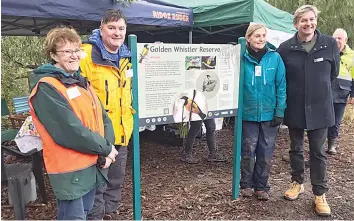  ?? ?? Judy Famer, Jeff Marriott, Jo Castile-Roberts and Cr Michael Leaney unveil one of the reserve’s informatio­n signs.