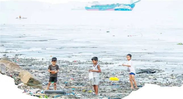  ?? PHOTOGRAPH BY KING RODRIGUEZ FOR THE DAILY TRIBUNE ?? THE Monday morning low tide at the Baseco Compound provides an opportunit­y to children who scavenges for recyclable trash as wastes converge along the shores of the Manila Bay, ready for the picking.
