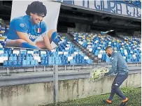  ?? Ap y captura ?? El respeto en el estadio Olímpico de Roma (izq.) y la ofrenda de Insigne, de Napoli (der.)