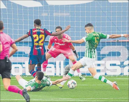  ?? FOTO: P. PUNTÍ ?? La entrada de Mandi en el Barça-betis del 6-N que lesionó a Ansu Fati Fue operado de la rodilla izquierda, pero no se recuperó bien