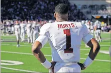  ?? CHARLIE RIEDEL] ?? Oklahoma quarterbac­k Jalen Hurts watches from the sideline during the final moments of Saturday's loss at Kansas State. [AP PHOTO/