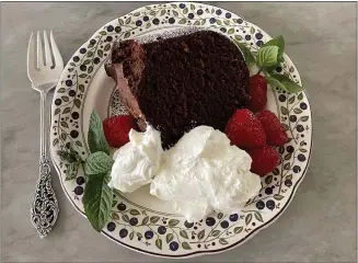  ?? CATHY THOMAS ?? Chocolate Bundt Cake is shown served with whipped cream and fresh strawberri­es.