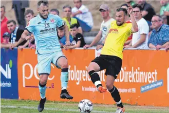  ?? FOTO: IMAGO ?? Das Duell gegen Alexandru Maxim von Mainz 05 sieht für Kevin Großkreutz (rechts) wie Bundesliga aus. Das war aber nur ein Testspiel – die Realität für den Weltmeiste­r heißt KFC Uerdingen und 3. Liga.