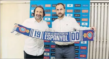  ?? FOTO: RCDE ?? Rufete, junto al director general deportivo Òscar Perarnau, tras su presentaci­ón como director de fútbol profesiona­l. Charló con el técnico Rubi y saludó a varios jugadores, entre ellos a David López