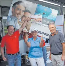  ?? FOTO: GOLFCLUB ?? Marcus Andre (links) vom Elektromar­kt Expert in Bad Saulgau (links) und Rolf Ostermeier, Präsident des Golfclubs, ehren die Bruttosieg­erin Beate Schokols.