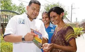  ?? PIC BY ROSLIN MAT TAHIR ?? Barisan Nasional candidate Datuk Lokman Noor Adam campaignin­g for the Sungai Kandis by-election in Kampung Mohan, Klang, yesterday.