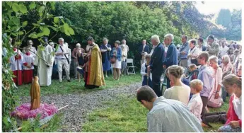  ??  ?? La procession s’est clôturée par des prières et des chants à la grotte du château.