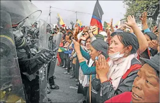  ??  ?? La represión de la policía y el ejército, que ha sido brutal e indiscrimi­nada, debe ser repudiada; el vandalismo de los grupos de violentos que se infiltraro­n entre