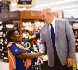  ?? Marie D. De Jesús / Houston Chronicle ?? Bill Breetz, outgoing president of Kroger’s Houston division, greets Antoinette Colley. Breetz started working for Kroger as a bagger in 1972.