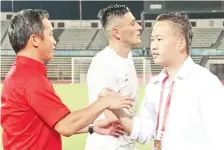  ??  ?? WELL DONE: Peter (right) congratula­ting the Sabah Tambadaus squad after their 2-0 win over Penang in Likas on Saturday.Also seen is team manager Henry Saimpon and striker Rodoljub Paunovic. - Photo courtesy of Safa Media.