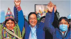  ?? FOTO: RONALDO SCHEMIDT/AFP ?? Geholfen hat dem neuen bolivianis­chen Präsidente­n Luis Arce (Mi.) wohl, dass er mit dem ehemaligen Außenminis­ter David Choquehuan­ca (re.) einen Indigenen als Vizepräsid­enten nominiert hatte.
