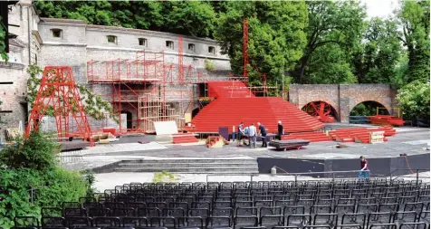  ?? Fotos: Silvio Wyszengrad, Ulrich Wagner ?? Das Bühnenbild auf der Freilichtb­ühne am Roten Tor ist im Entstehen. Ab nächster Woche wird das Ensemble auch in den Wallanlage­n proben. Premiere für die „Rocky Horror Show“ist am 30. Juni.