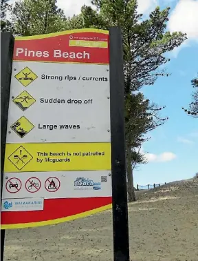  ?? MATTHEW SALMONS/FAIRFAX NZ ?? Old sign still in place at Pines Beach entrance, with no mention of new rules around dogs or horses.