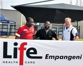  ?? ?? Lucky Sibisi (KwaZulu Private Ambulance), Dr Sakhile Mdakane (from Life Empangeni’s emergency unit) and Joe Kruger (Mounties EMS)