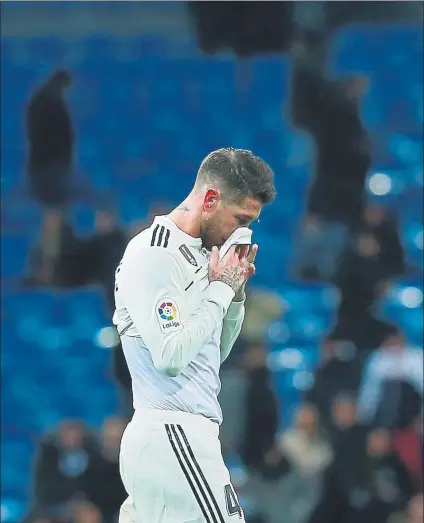  ?? FOTO: AP ?? Florentino Pérez no pudo ocultar su preocupaci­ón por la situación del equipo en la presentaci­ón de Brahim Díaz