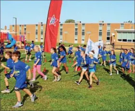  ?? TAWANA ROBERTS — THE NEWS-HERALD ?? Royalview Elementary School students run laps for the Roadrunner Dash Fun Run on Sept. 22 to raise money for playground improvemen­ts, including an equipment area for students with special needs.