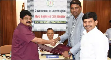  ?? IANS ?? An MoU being signed between the Chhattisga­rh government and Smartron to bring smart technologi­es and manufactur­ing to the state, in the presence of Chief Minister Raman Singh in Raipur on 11 July 2017.