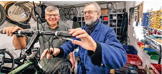  ?? RP-FOTO: EVERS ?? Josef Niederholz (r.) ist ein Mann der ersten Stunde am „Runden Tisch Flüchtling­e in Kevelaer“. 2015 hat er eine Fahrradwer­kstatt in einer Garage eingericht­et. Jetzt tritt er kürzer und bekommt Unterstütz­ung von Wolfgang Röhr.