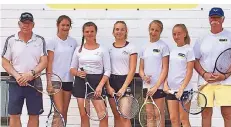  ?? FOTO: POST-SV ERKELENZ ?? Die Mädchen des Post-SV Erkelenz steigen in die 2. Kreisliga auf (v.l.): Trainer Klaus Hundertmar­k, Charlotte Ewers, Lilli-Julie Poenisch, Emily Wink und Trainer Rudi Koch. Zur Mannschaft gehört weiter: Lina Valley.