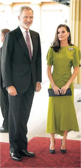  ?? DPA ?? Don Felipe y Doña Letizia a su llegada al Palacio de Buckingham, ayer en Londres. Ella vistió un traje de Victoria Beckham como un guiño a Reino Unido